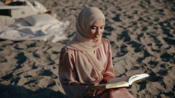 10 OOTD Pantai Hijab yang Stylish, Adem, dan Simple