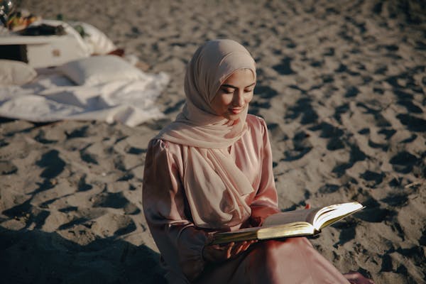 10 OOTD Pantai Hijab yang Stylish, Adem, dan Simple