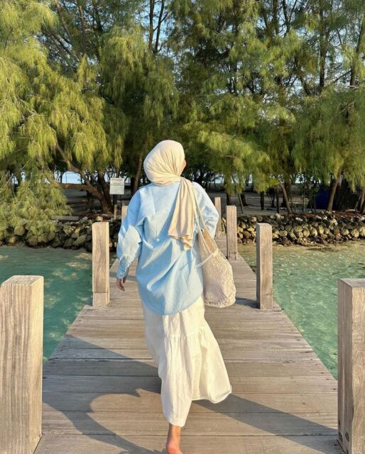 10 OOTD Pantai Hijab yang Stylish, Adem, dan Simple