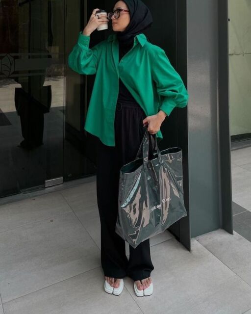 outfit hijau botol dengan hijab hitam