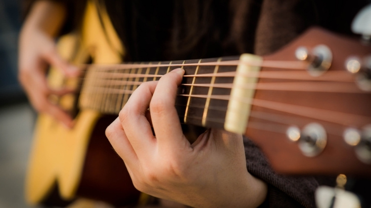 Rekomendasi Lagu dengan 2 Kunci Gitar Saja yang Cocok untuk Pemula Belajar Gitar