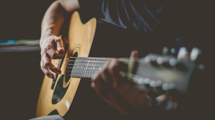 Rekomendasi Lagu dengan 2 Kunci Gitar Saja yang Cocok untuk Pemula Belajar Gitar