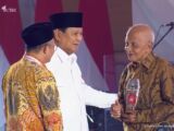 Menginspirasi Lewat TikTok, “Mbah Guru Matematika” Dapat Penghargaan Anugerah Guru Hebat 2024