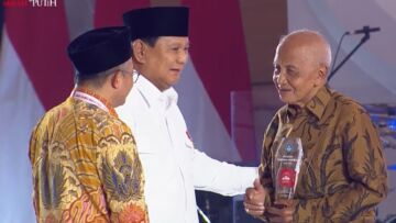 Menginspirasi Lewat TikTok, “Mbah Guru Matematika” Dapat Penghargaan Anugerah Guru Hebat 2024