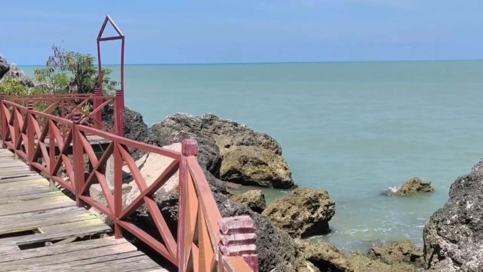 10 Pantai di Madura yang Cantik, Enggak Kalah Sama Bali