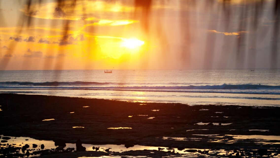 8 Pantai Sunset di Bali yang Cocok untuk Menikmati Senja, Suasananya Romantis Banget!