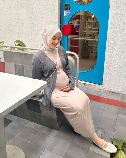 9 Ide OOTD Ibu Hamil Hijab yang Simple, Modern, dan Kekinian