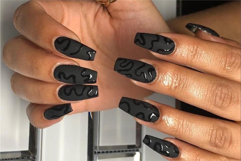 nail art warna hitam doff untuk kulit sawo matang